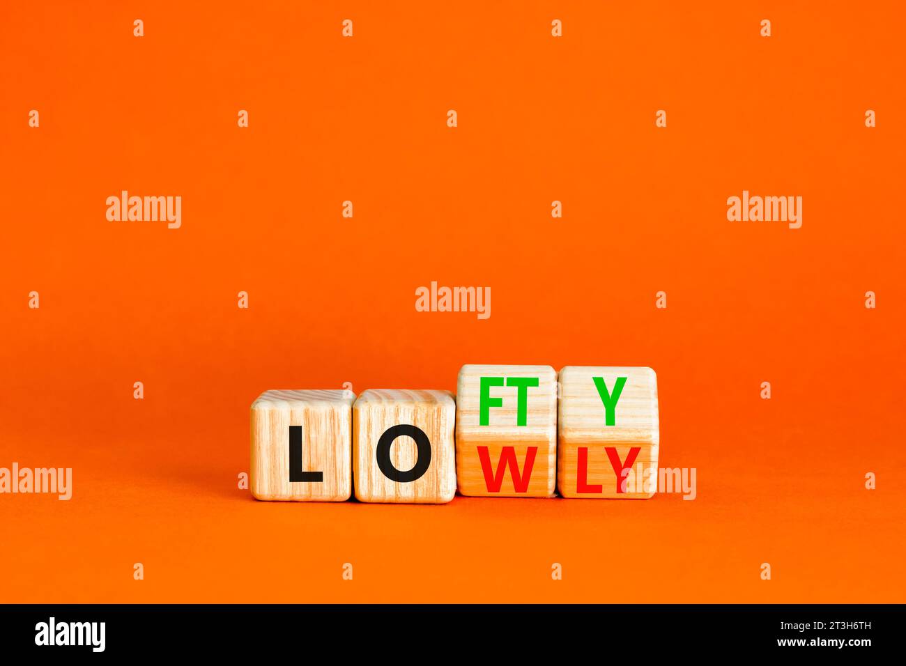 Symbol „hoch“ oder „niedrig“. Concept Words Lofty niedrig auf Holzblock. Schöner oranger Tisch mit orangefarbenem Hintergrund. Geschäftliches oder schwaches Konzept. Spac kopieren Stockfoto