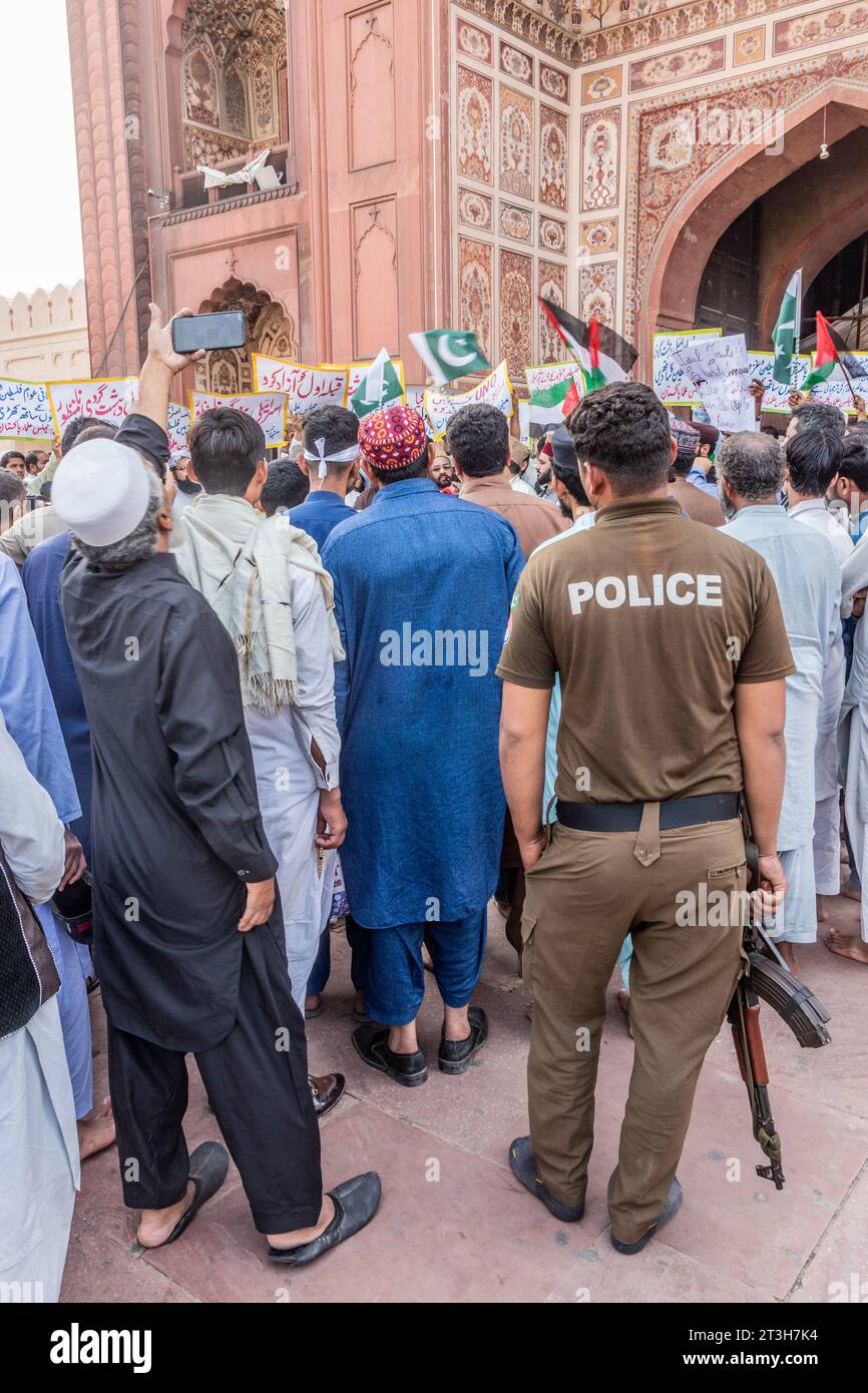 LAHORE, PAKISTAN - 20. OKTOBER 2023: Patrizier einer pro-palästinensischen Proteste vor der Badshahi-Moschee in Lahore. Stockfoto