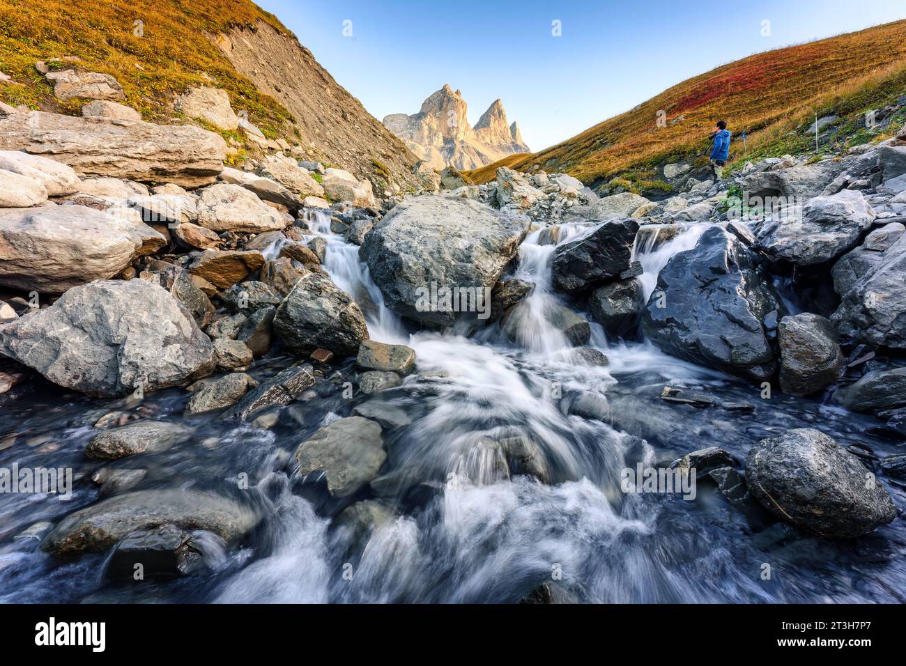 Dramatische Landschaft mit drei Gipfeln und Wasserfall, die im Herbst in Savoie, Frankreich, im Tal von Aiguilles dArves in den französischen alpen fließt Stockfoto