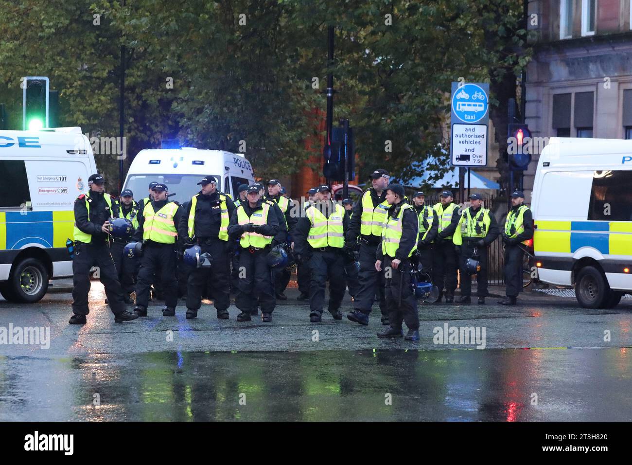 Eine große Polizeipräsenz begleitete die Dortmunder Fans auf ihrem vormarsch ins Stadion vor dem Spiel der UEFA Champions League Gruppe F zwischen Newcastle United und Borussia Dortmund in St. James's Park, Newcastle am Mittwoch, den 25. Oktober 2023. (Foto: Mark Fletcher | MI News) Credit: MI News & Sport /Alamy Live News Stockfoto