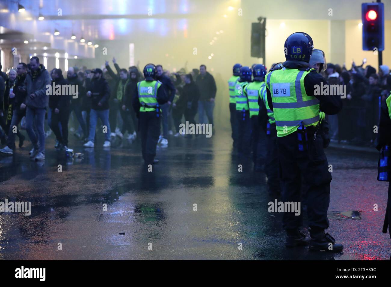 Eine große Polizeipräsenz begleitete die Dortmunder Fans auf ihrem vormarsch ins Stadion vor dem Spiel der UEFA Champions League Gruppe F zwischen Newcastle United und Borussia Dortmund in St. James's Park, Newcastle am Mittwoch, den 25. Oktober 2023. (Foto: Mark Fletcher | MI News) Credit: MI News & Sport /Alamy Live News Stockfoto