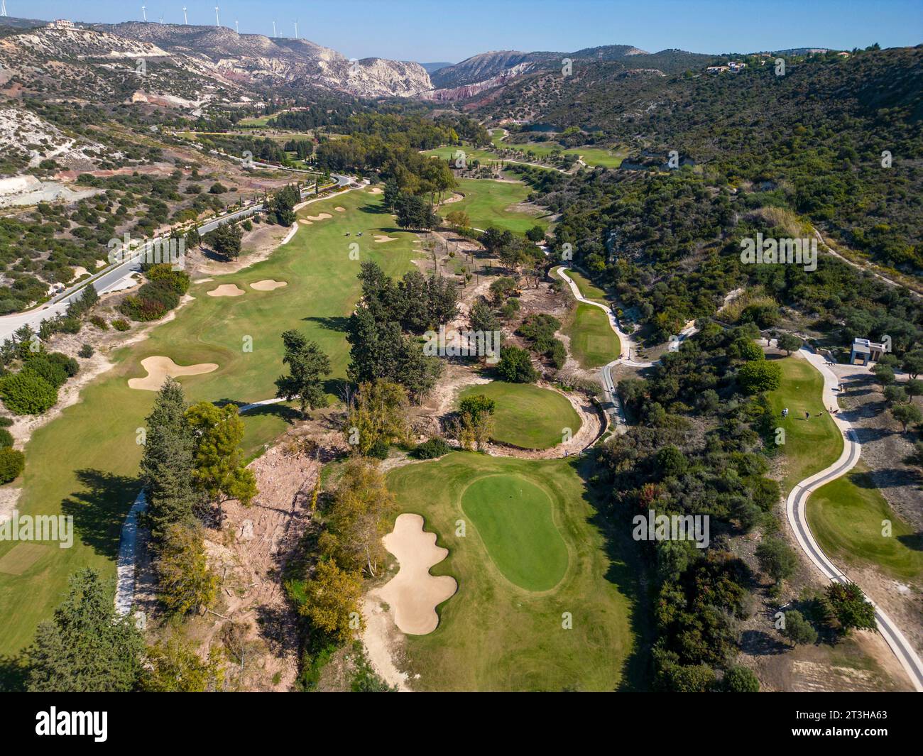 Drohnenblick auf das Secret Valley Golf Resort, Paphos District, Zypern Stockfoto