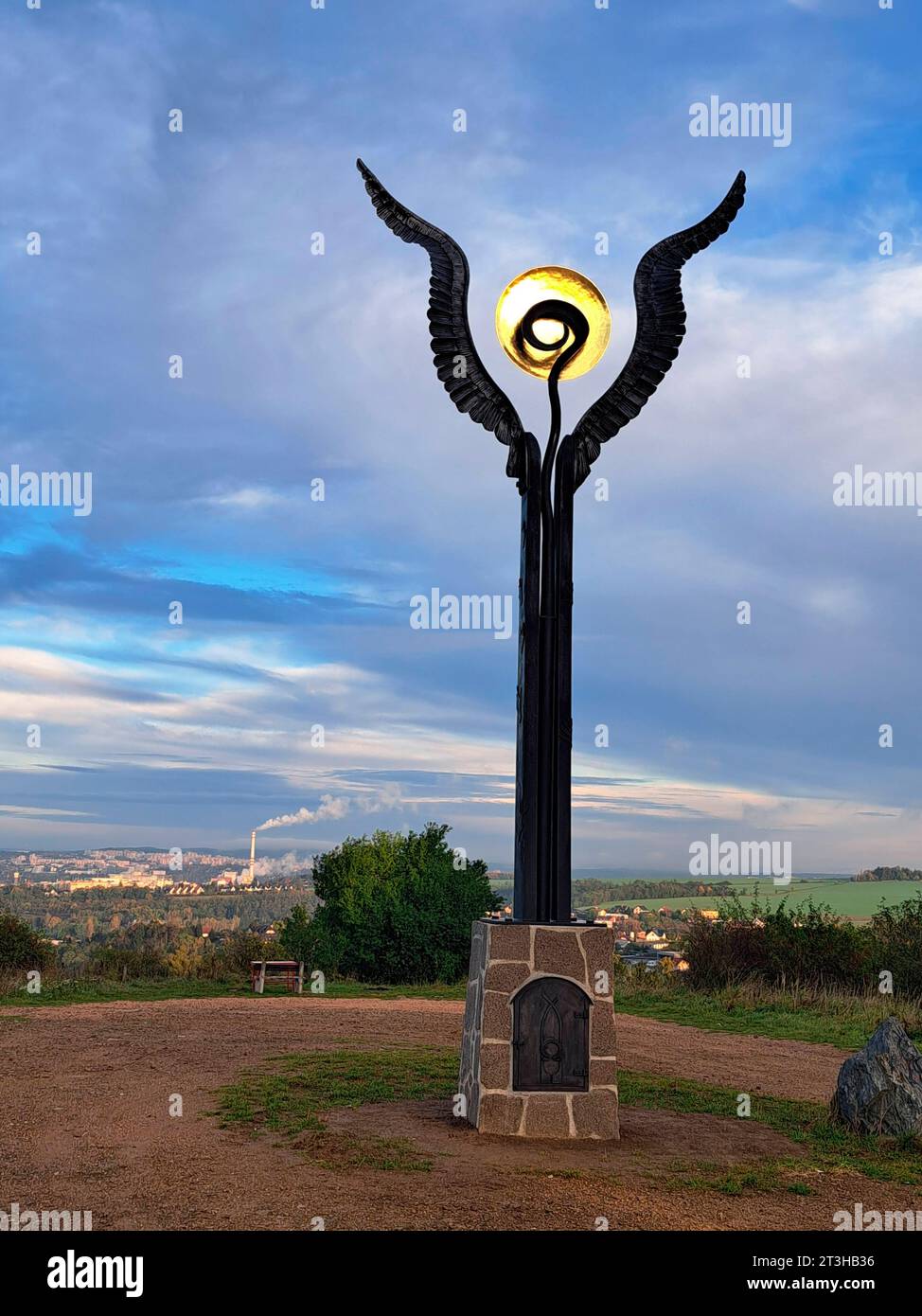 Eine geschmiedete Skulptur der Flügel der Hoffnung am Aussichtspunkt Koterov über Pilsen, Tschechien, dargestellt am 25. Oktober 2023. Das sieben Meter hohe Werk hat eine Metalltür in einem Steinfuß und dahinter, wie Seiten in einem Buch, drei Edelstahlseiten mit Text, der neben einer Liste der Patroninnen und den zehn Geboten enthält auch eine Beschreibung der Zeit mit Kritik an der Regierung, der NATO und der EU. (CTK Foto/Peskova Lada) Stockfoto