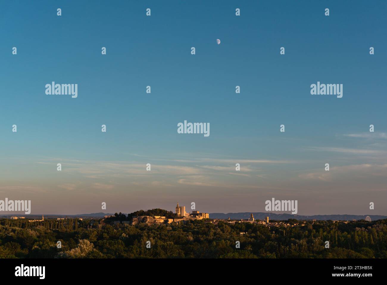 Farbenfroher Sonnenuntergang mit dem Mond am blauen Himmel, aus Villeneuve les Avignon, Frankreich. Stockfoto