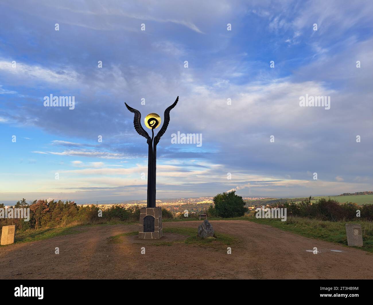 Eine geschmiedete Skulptur der Flügel der Hoffnung am Aussichtspunkt Koterov über Pilsen, Tschechien, dargestellt am 25. Oktober 2023. Das sieben Meter hohe Werk hat eine Metalltür in einem Steinfuß und dahinter, wie Seiten in einem Buch, drei Edelstahlseiten mit Text, der neben einer Liste der Patroninnen und den zehn Geboten enthält auch eine Beschreibung der Zeit mit Kritik an der Regierung, der NATO und der EU. (CTK Foto/Peskova Lada) Stockfoto