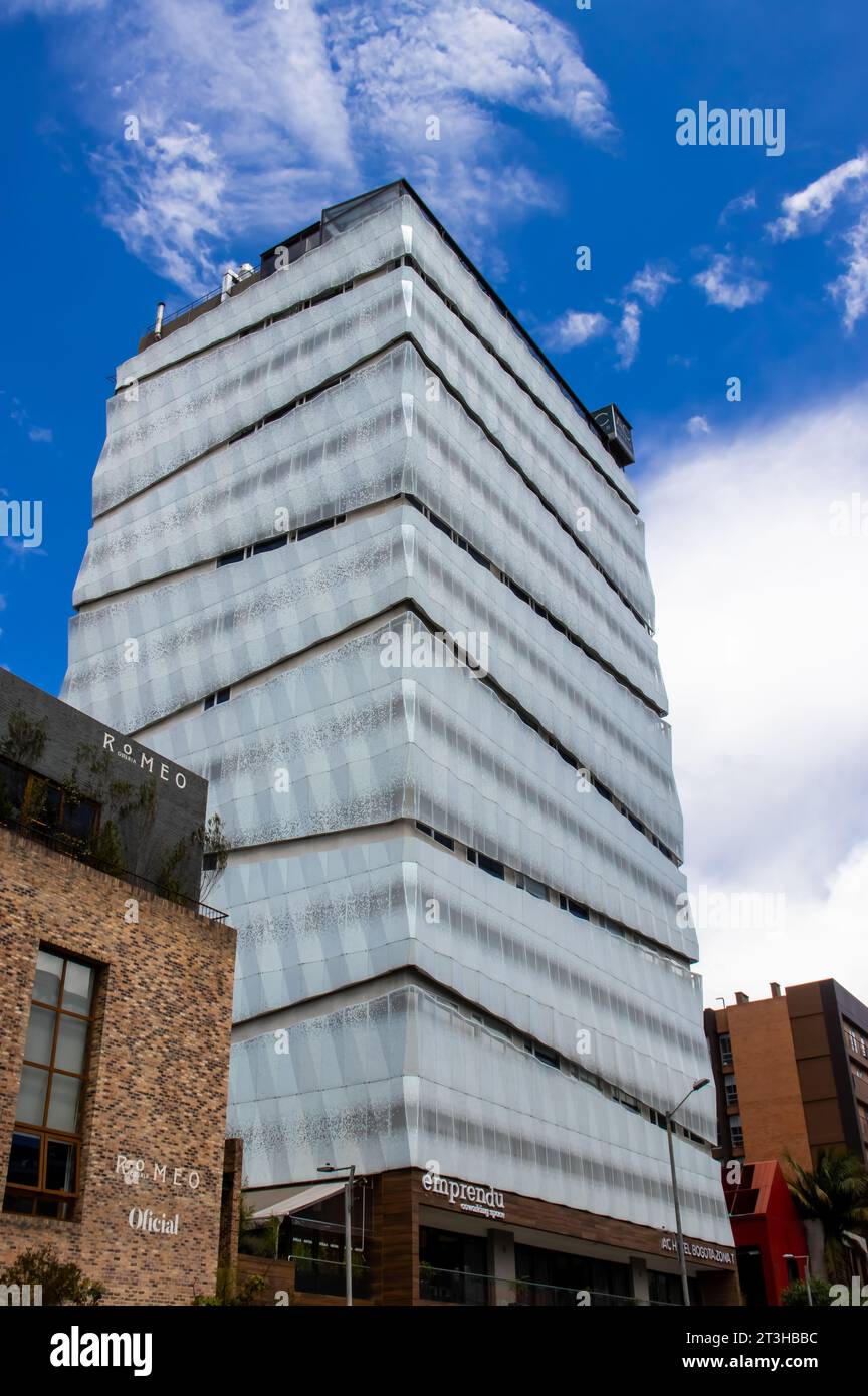 Bogota, Kolumbien - 23. Oktober 2023. Blick auf das AC Hotel Bogota Zona T und die 85 Straße auf der Nordseite von Bogota City. Stockfoto