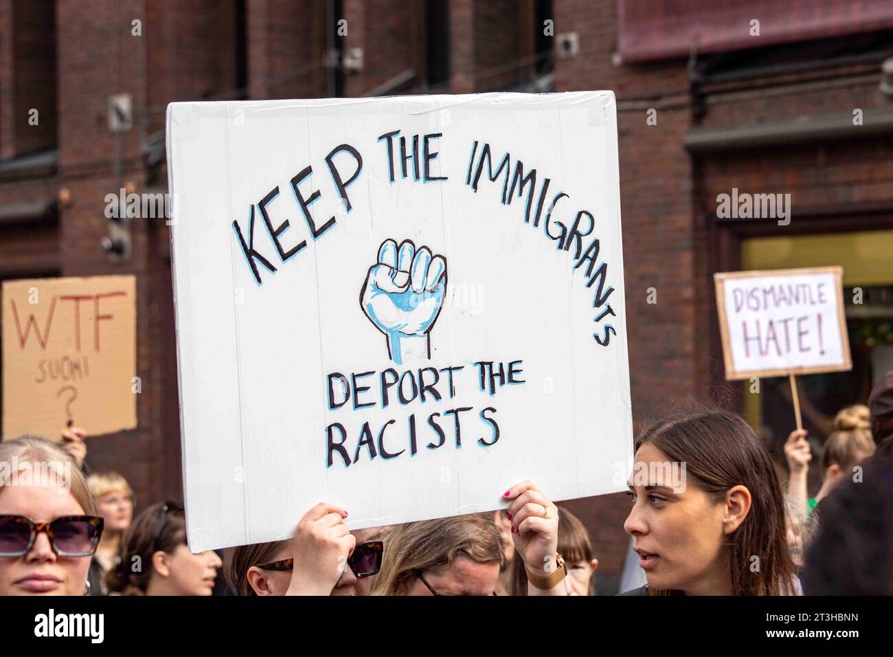 Behalten Sie die Einwanderer, deportieren Sie die Rassisten. Handgefertigtes Protestzeichen gegen mich emme vaikene! Anti-Rassismus-Demonstration in Helsinki, Finnland. Stockfoto