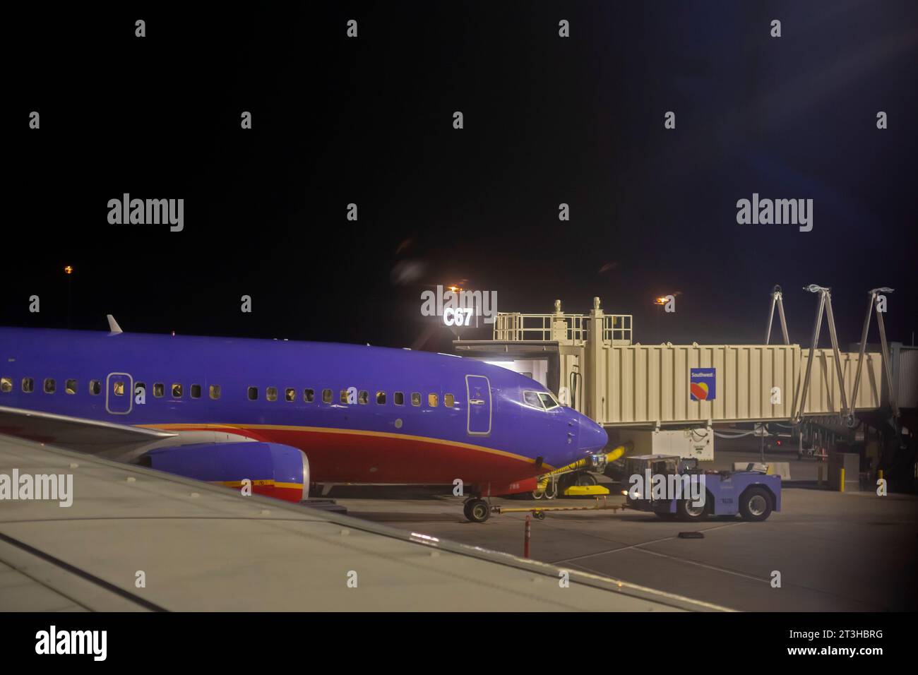 Denver, Colorado - Southwest Airlines jagt nachts am Denver International Airport. Stockfoto