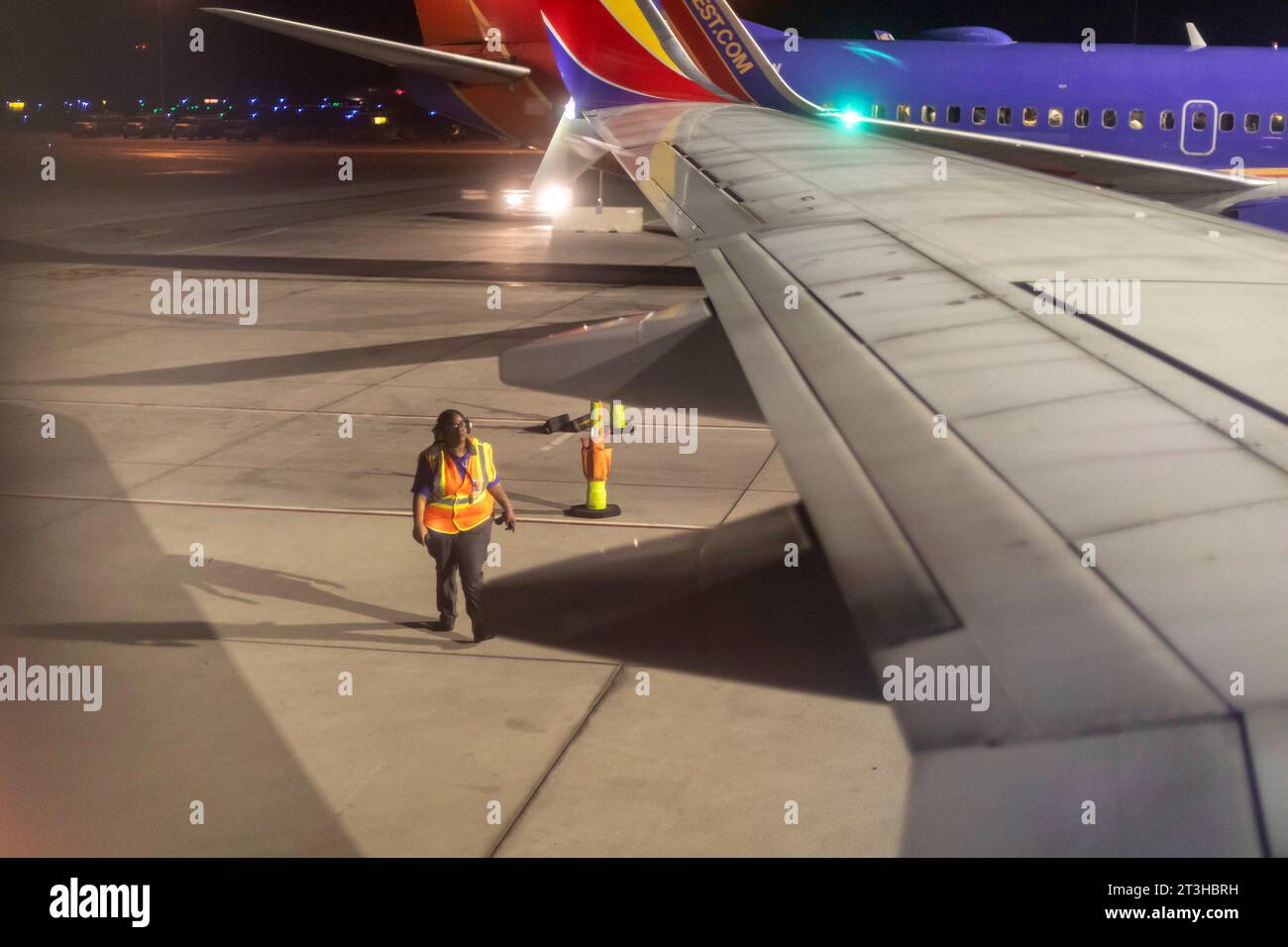Denver, Colorado - Southwest Airlines jagt nachts am Denver International Airport. Stockfoto