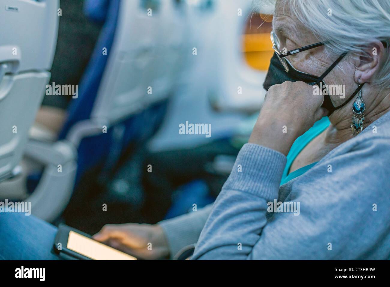 Denver, Colorado - Susan Newell, 74, liest aus ihrem Kindle, während sie auf ihren Flug der Southwest Airlines vom Denver International Airport wartet Stockfoto