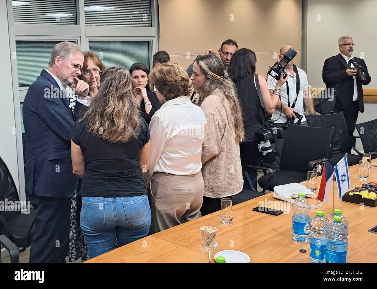 Der tschechische Premierminister Petr Fiala besuchte am 25. Oktober 2023 das Ichilov Hospital (Tel Aviv Sourasky Medical Center) in Tel Aviv, Israel, während seiner Reise nach Israel, wo er sich mit der Familie von Oran Elfasi, dem tschechisch-israelischen Opfer des Terroranschlags palästinensischer Militanten aus dem Gazastreifen, traf. (CTK Foto/Marek Opatrny) Stockfoto