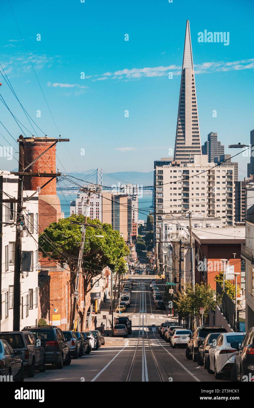 Blick auf die Washington Street, San Francisco, in Richtung der Oakland Bridge, an einem klaren Tag. Die Transamerica-Pyramide ist in der Mitte rechts sichtbar Stockfoto
