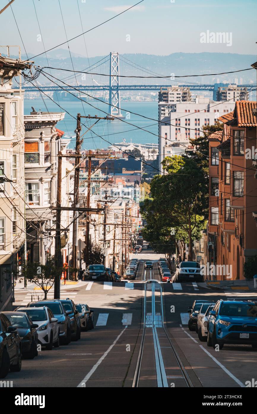Blick auf die Washington Street, San Francisco, in Richtung der Oakland Bridge, an einem Herbstnachmittag. Stromleitungen wuchern, während Seilbahnschienen parallel verlaufen Stockfoto