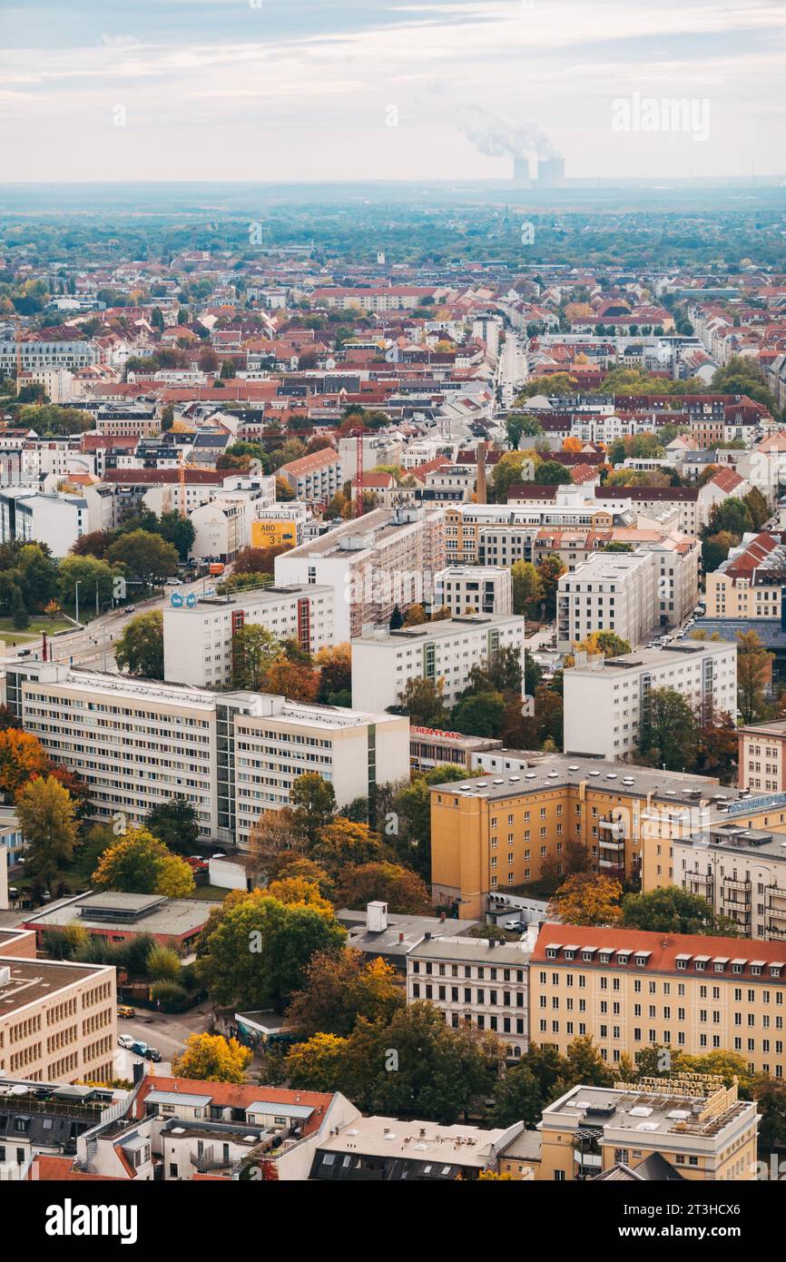 Appartementhäuser in Leipzig. Am Horizont sind Kühlstacks aus einem Kraftwerk sichtbar Stockfoto