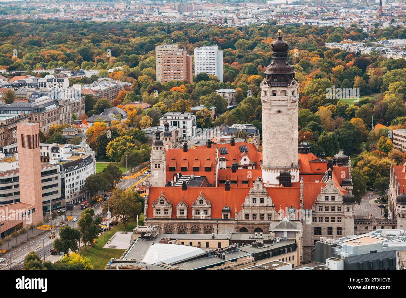 Luftaufnahme des Neuen Rathauses in Leipzig an einem Herbsttag. Eröffnet 1905 Stockfoto