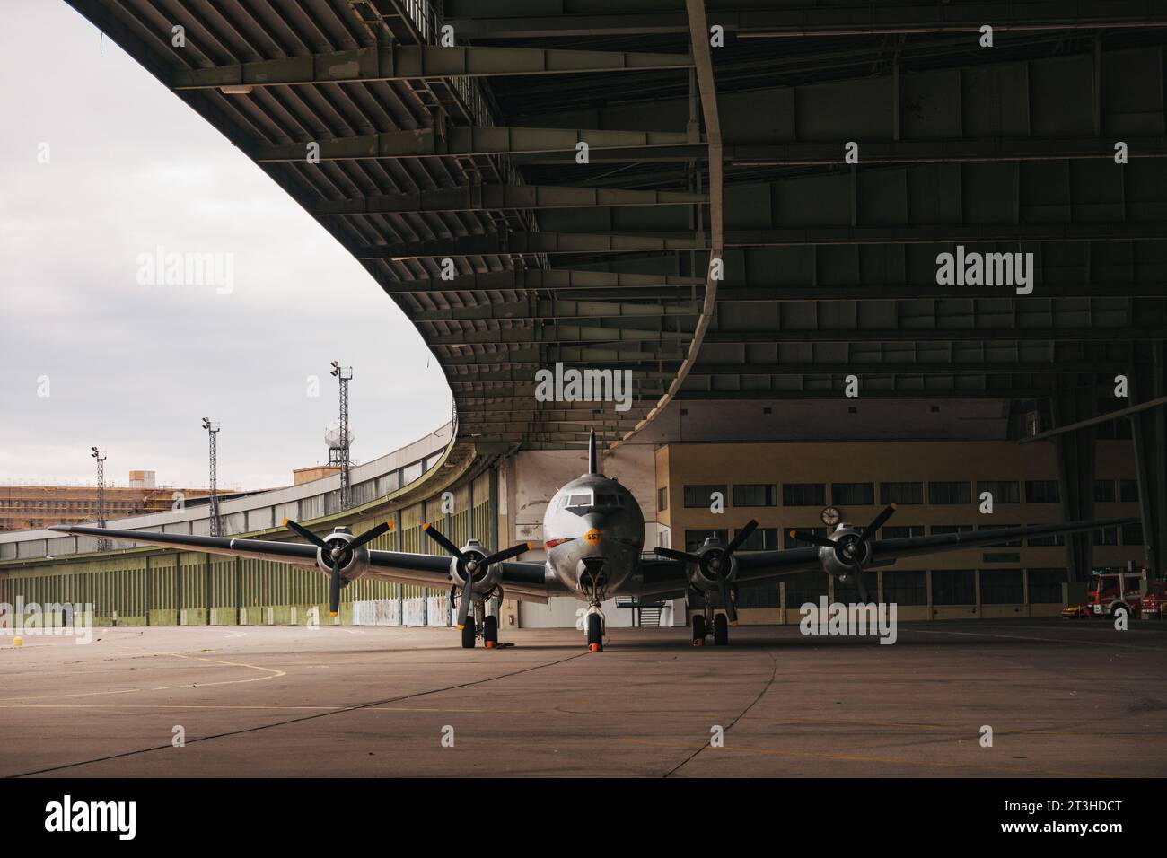 Unter dem Dach des Flughafens Berlin Tempelhof ist ein ehemaliger Skymaster-Skymaster-Flugzeugträger der US-Luftwaffe Douglas C-54 zu sehen Stockfoto