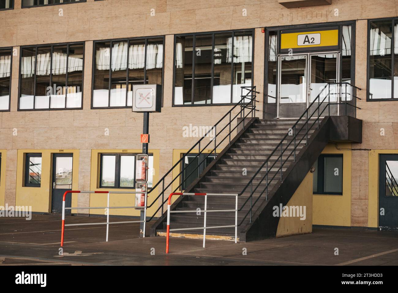 Ein altes Ankunftstor am stillgelegten Flughafen Tempelhof, Berlin Stockfoto