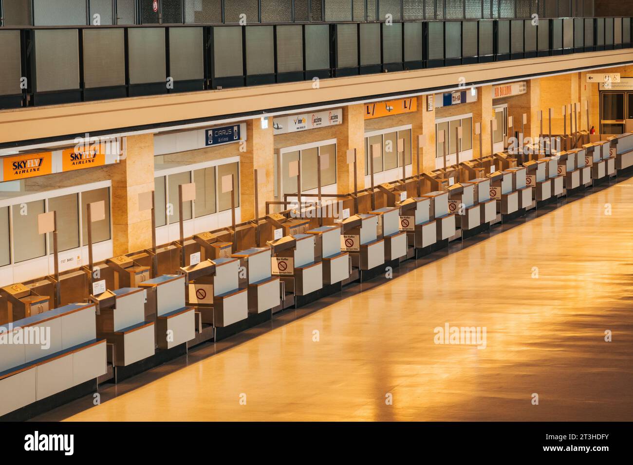 Eine Reihe von Check-in-Schaltern am Flughafen Tempelhof, Berlin, Deutschland. In Betrieb von 1962 bis 2008. Stockfoto