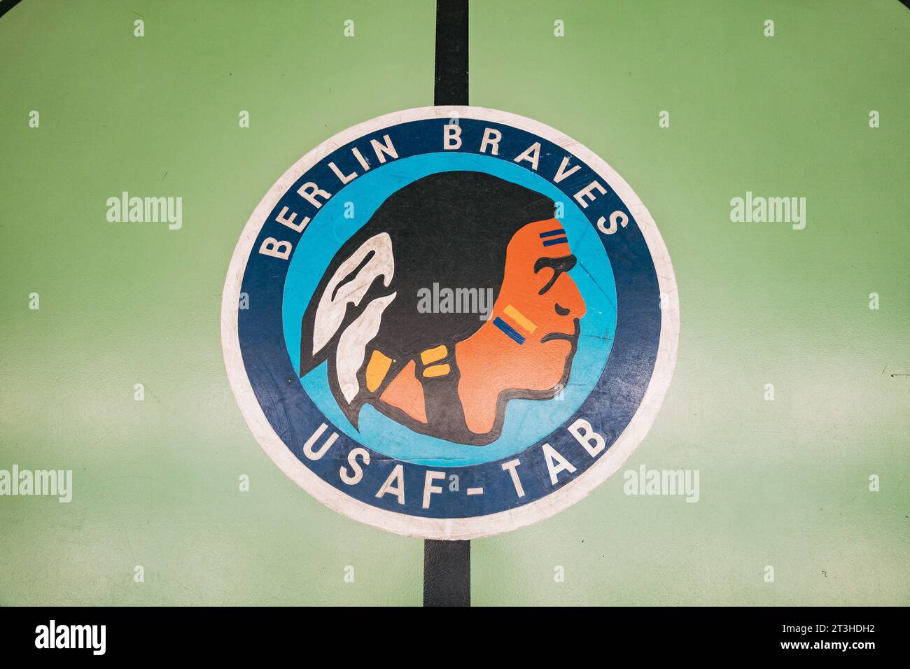 Das handbemalte Siegel des alten Basketballteams der United States Air Force Berlin Braves am Flughafen Tempelhof. Mit einem indianischen Profil Stockfoto