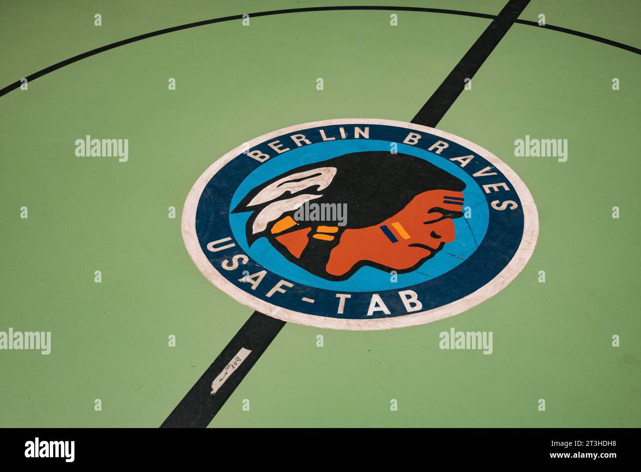 Das handbemalte Siegel des alten Basketballteams der United States Air Force Berlin Braves am Flughafen Tempelhof. Mit einem indianischen Profil Stockfoto