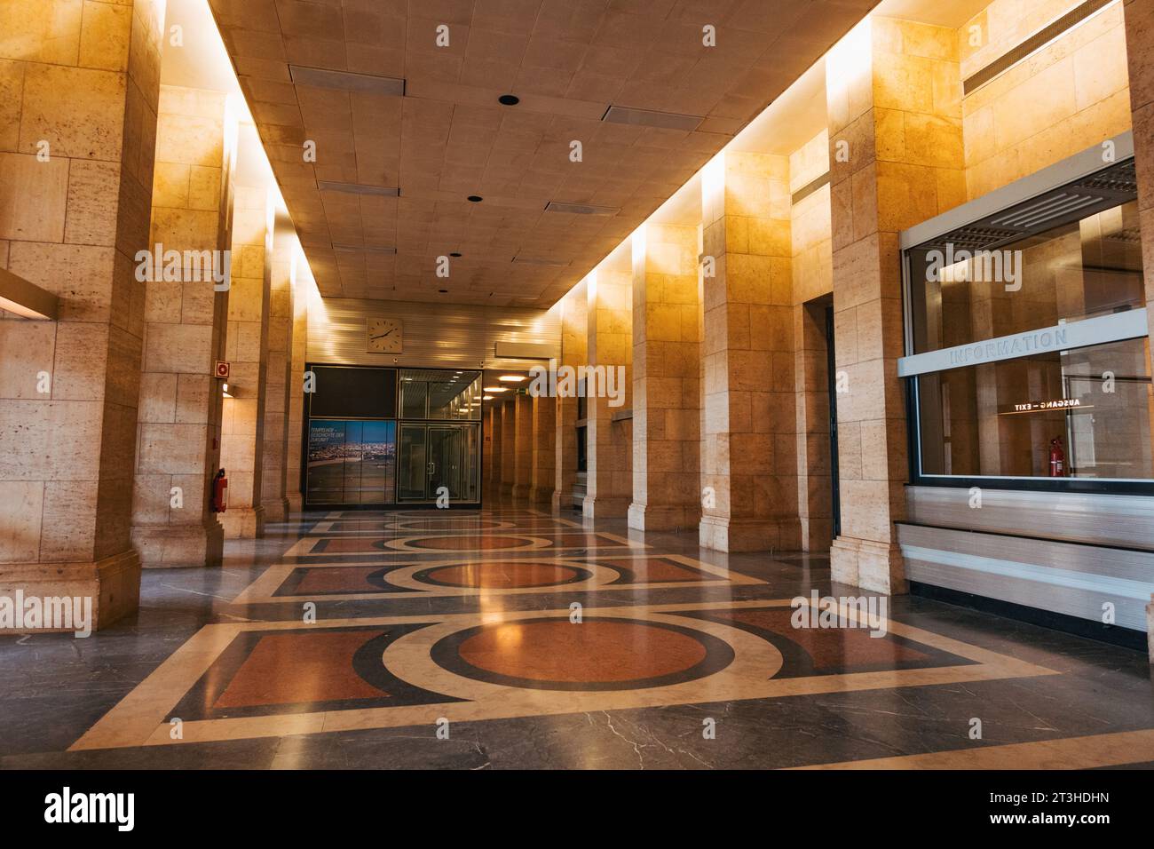 Ein Korridor im heute stillgelegten Flughafen Tempelhof, Berlin Stockfoto