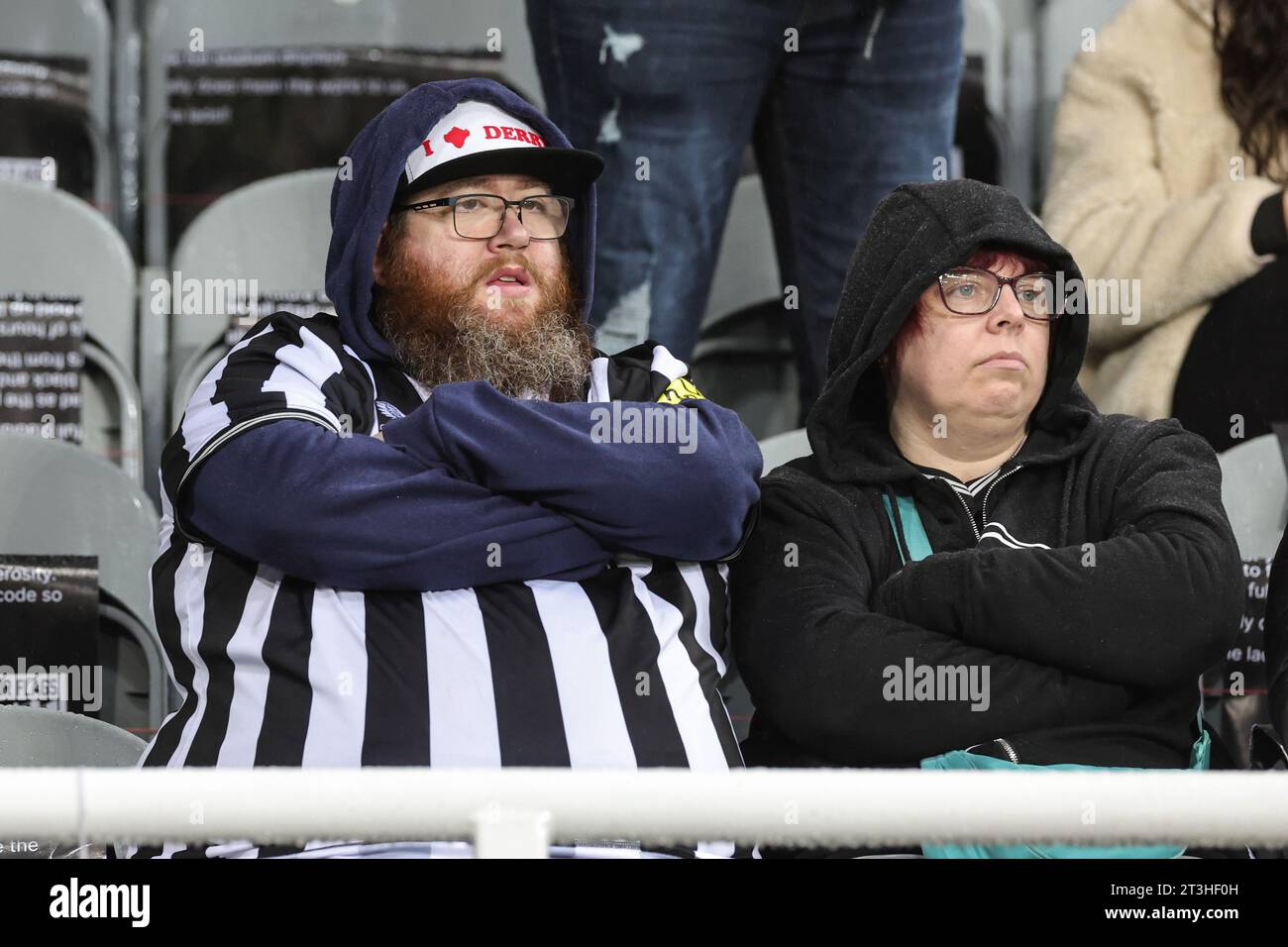 Newcastle, Großbritannien. Oktober 2023. Newcastle-Fans kommen während des UEFA Champions League-Spiels Newcastle United gegen Borussia Dortmund in St. James's Park, Newcastle, Großbritannien, 25. Oktober 2023 (Foto: Mark Cosgrove/News Images) Credit: News Images LTD/Alamy Live News Stockfoto