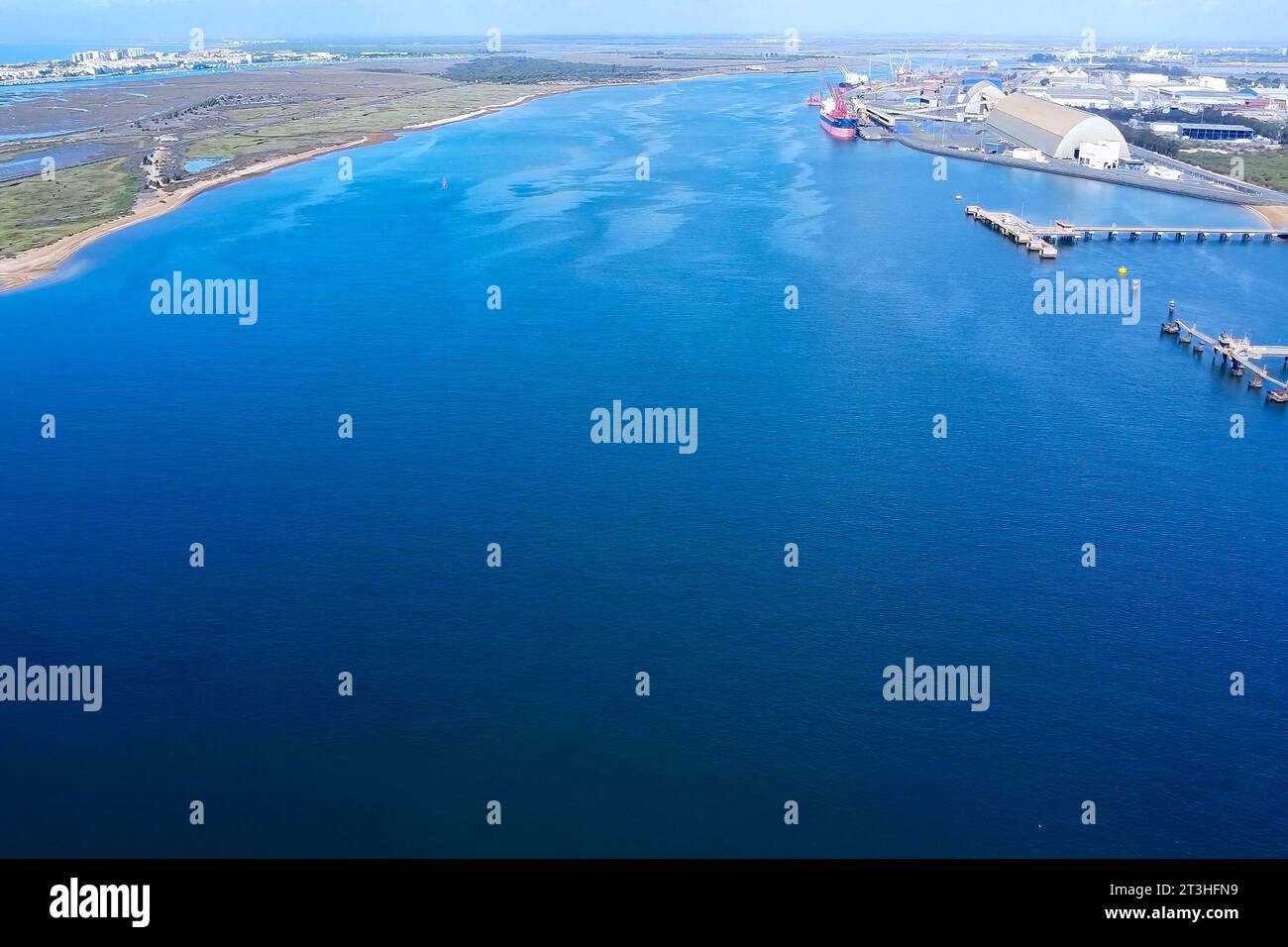 Flug über den Fluss Odiel durch den Außenhafen des Industriegebiets Huelva zum Be- und Entladen von Schiffen Stockfoto