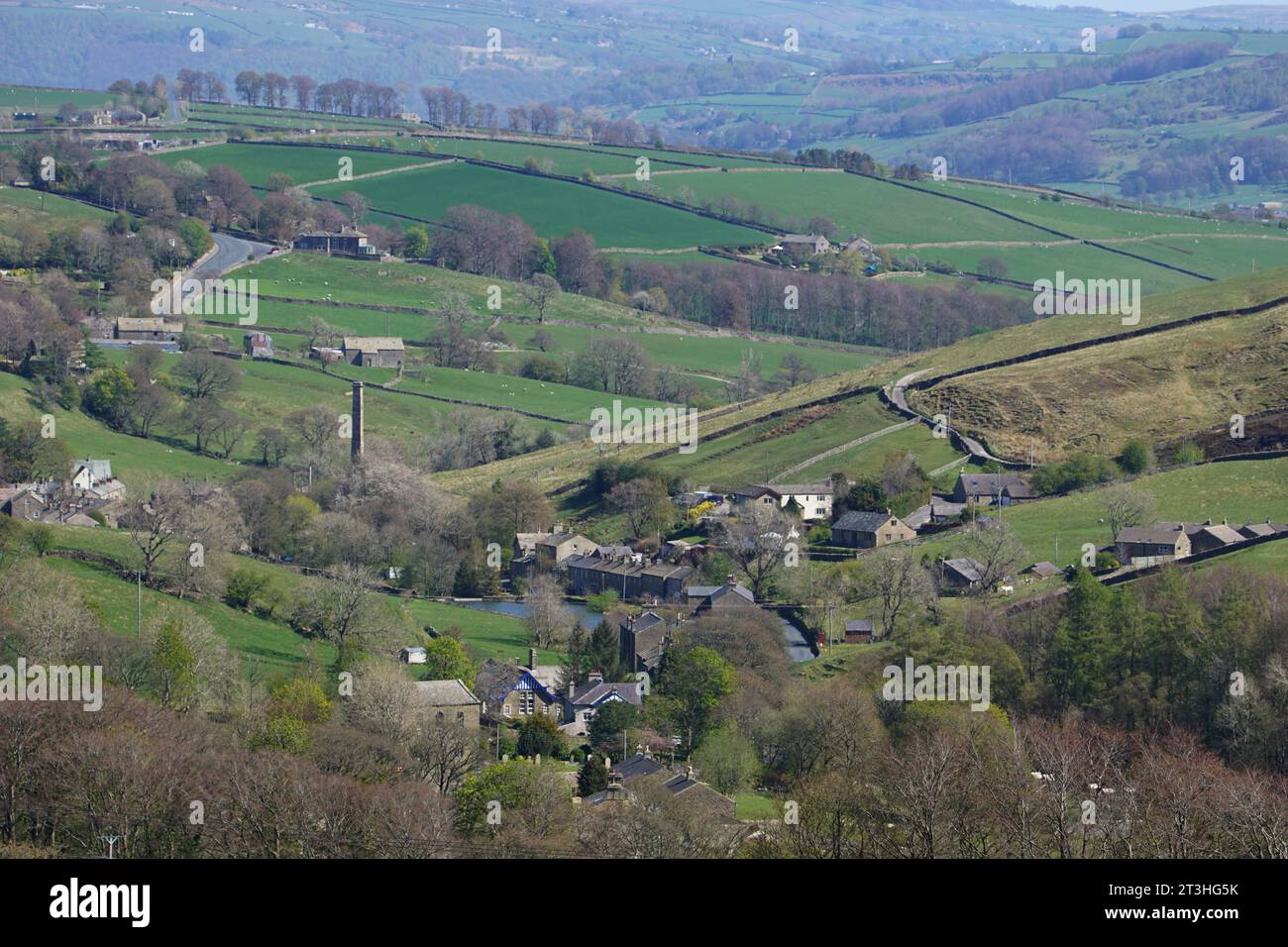 Das Dales Village von Lothersdale mit seinem Mühlenschornstein und Teich in North Yorkshire, England, Großbritannien Stockfoto