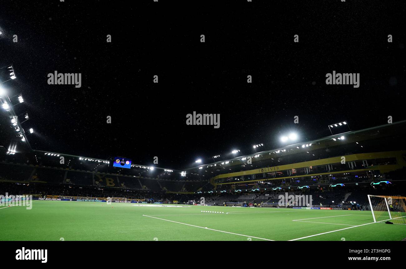 Ein allgemeiner Blick in das Stadion vor dem Spiel der UEFA Champions League Gruppe G im Wankdorf Stadion in Bern, Schweiz. Bilddatum: Mittwoch, 25. Oktober 2023. Stockfoto