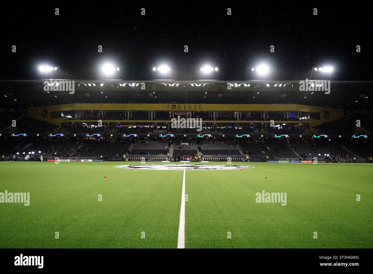 Ein allgemeiner Blick in das Stadion vor dem Spiel der UEFA Champions League Gruppe G im Wankdorf Stadion in Bern, Schweiz. Bilddatum: Mittwoch, 25. Oktober 2023. Stockfoto