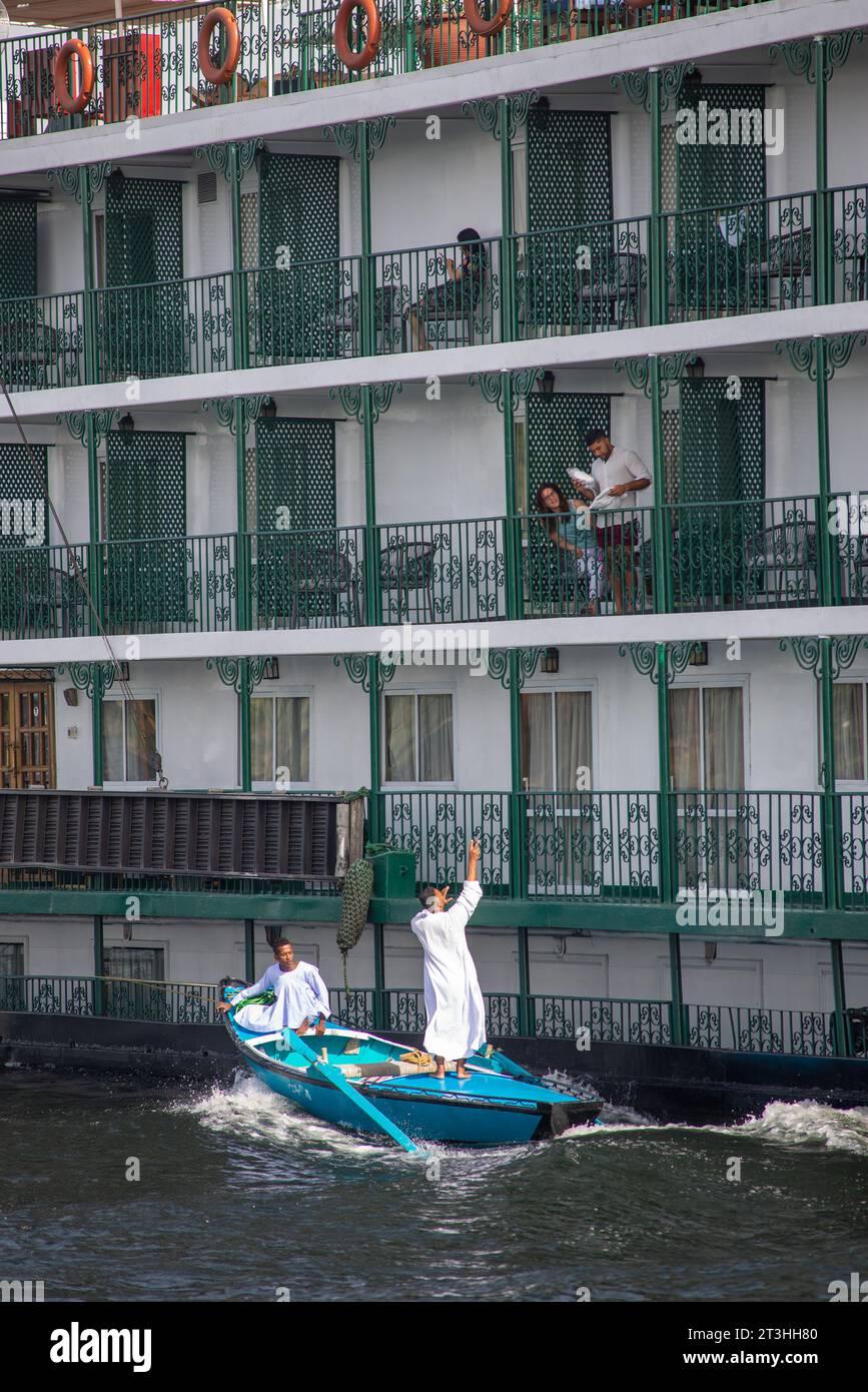 Flusshändler, die versuchen, an eines der Kreuzfahrtschiffe auf dem Nil zu verkaufen Stockfoto