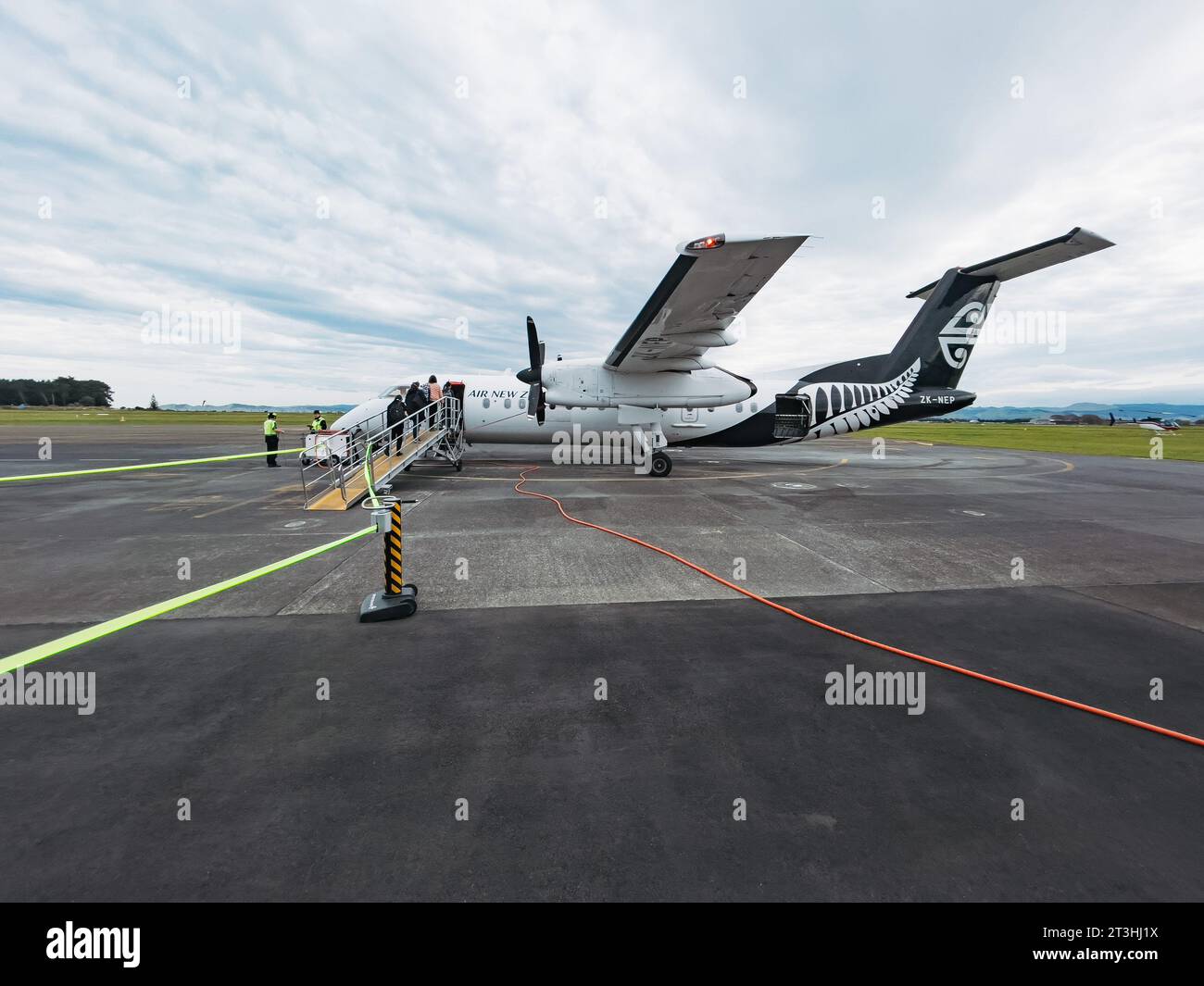 Ein Air New Zealand Dash Q300 „Dash 8“ Turboprop-Flugzeug, das am Flughafen Gisborne, Neuseeland, einsteigen kann Stockfoto