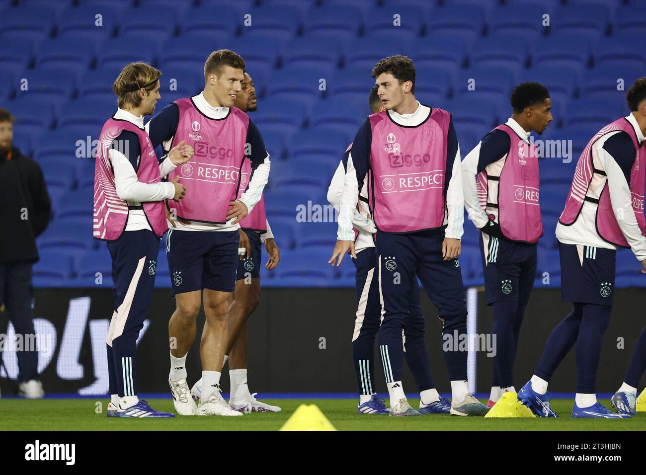 BRIGHTON - (l-r) Borna Sosa Aus Ajax, Jakov Medic Aus Ajax, Chuba Akpom ...