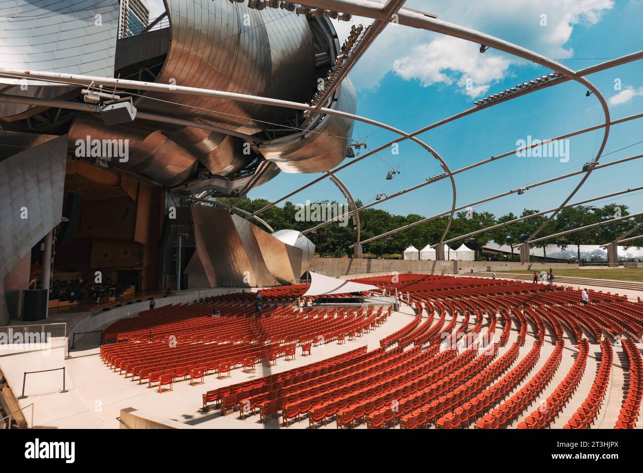 Rote Sitzplätze in der Nähe der Bühne des Jay Pritzker Pavilion, einem Amphitheater im Millennium Park von Chicago Stockfoto