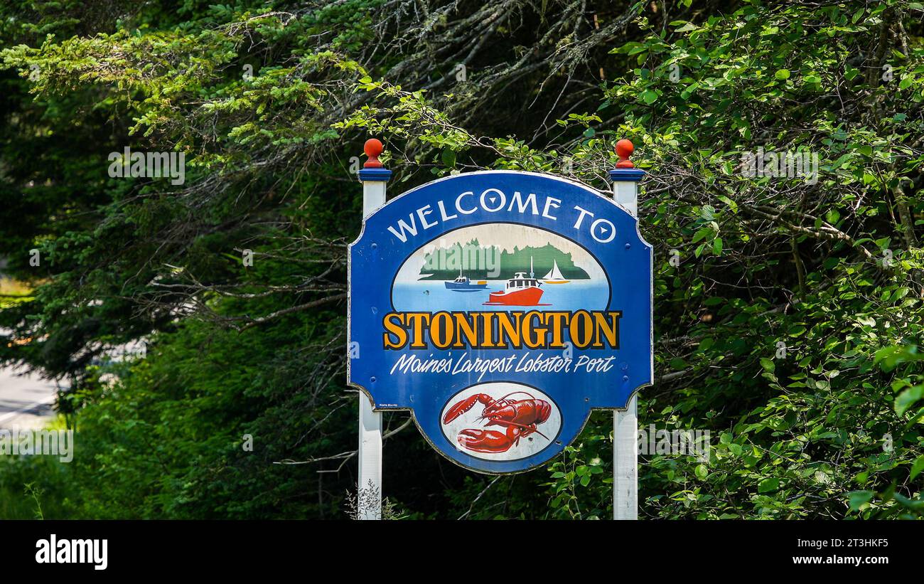STONINGTON, MAINE, USA - 13. JULI 2023: Straßenschild von Stonington in Sommerlandschaft in Straßennähe Stockfoto