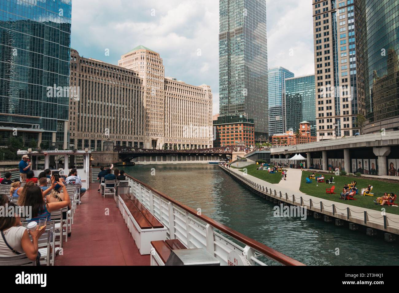 Touristen auf einer Bootstour auf dem Chicago River auf einer kommentierten Architekturtour durch die Stadt Stockfoto