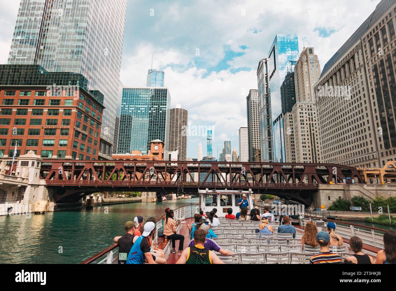 Touristen auf einer Bootstour auf dem Chicago River auf einer kommentierten Architekturtour durch die Stadt Stockfoto