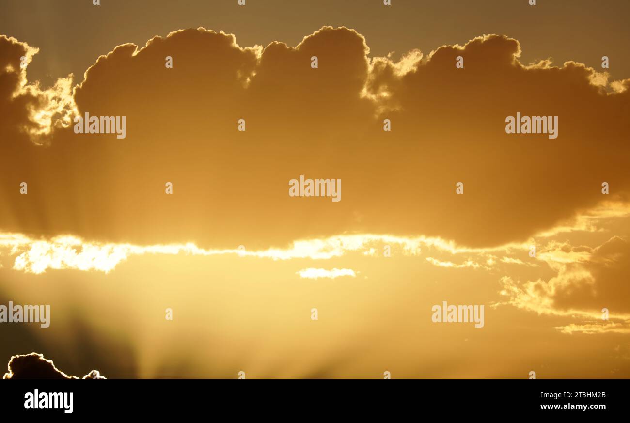 Sonnenuntergang und Sonnenaufgang mit Wolken Stockfoto