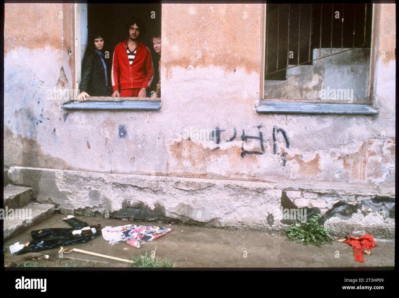 1983: Traiskirchen, schon seit den 80er-Jahren ein Symbol für das Versagen der Asylpolitik, nicht nur in Österreich. Fotos: Leopold NEKULA/VIENNAREPORT e. U. âÖï im Fokus: Flüchtlingslager TRAISKIRCHEN xx. August 1983: Flüchtlingslager Traiskirchen. âï 2023: https://de.statista.com/statistik/daten/studie/293189/umfrage/asylantraege-in-oesterreich/ ::textAsylanträge%20in%20Österreich%20bis%202023&textIm%20Jahr%202023%20wurden%20in, auf%20einem%20recht%20hoch%20Niveau. Bilder: Zustände im Flüchtlingslager Traiskirchen. Zitate: Ungefähr 1,500 Flüchtlinge waren in Traiskirchen untergebrac Stockfoto