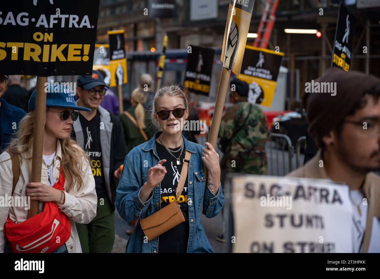 Mitglieder der sag-AFTRA union, die Schauspieler und andere Künstler vertritt, treffen sich mit Unterstützern, um vor den Büros von Warner Bros. Zu streiten Discovery und Netflix im Rahmen eines andauernden Arbeitsstreiks in New York, NY am 25. Oktober 2023. Die Verhandlungen zwischen sag-AFTRA und der Allianz der Film- und Fernsehproduzenten (AMPTP) wurden gestern wieder aufgenommen. (Foto: Matthew Rodier/SIPA USA) Stockfoto