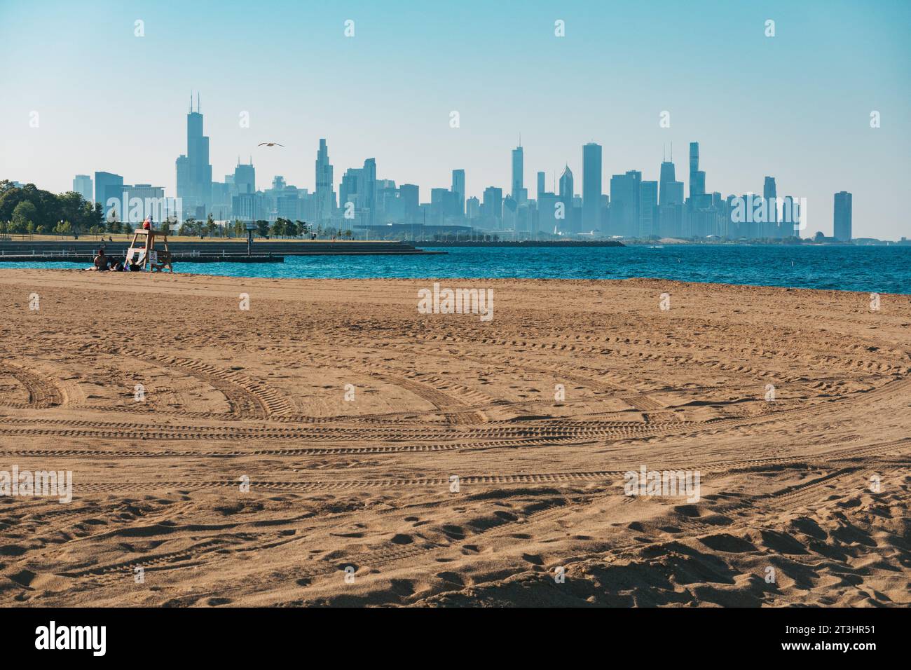 Die Skyline von Chicago bildet die Kulisse für den Oakwood Beach am Lake Michigan, Chicago, USA Stockfoto