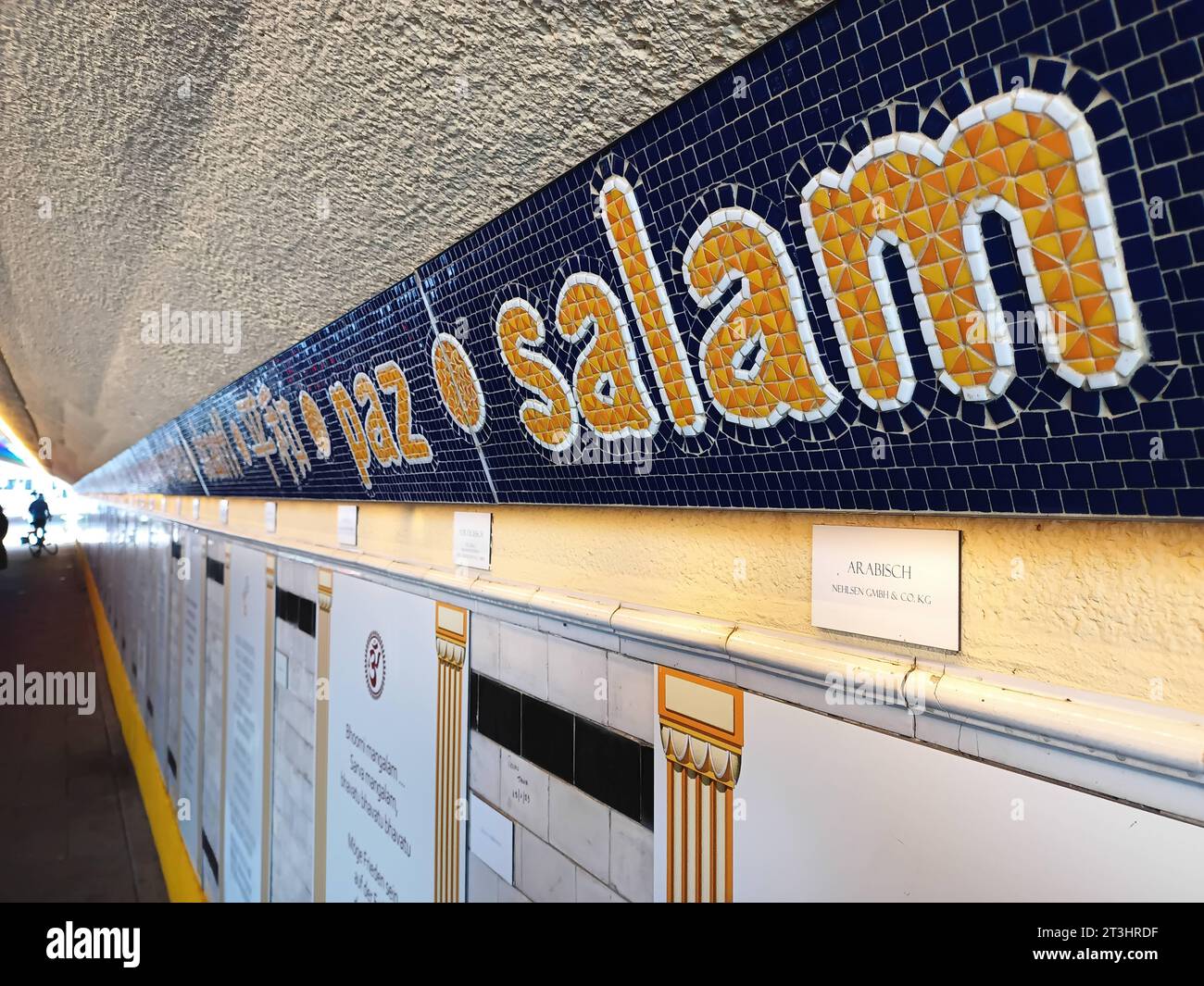 Symbolbild zum Krieg zwischen der Hamas und Israel: Im Bremer Friedenstunnel am Rande des Hauptbahnhofs hängen seit 2015 auch Tafeln und Inschriften auf Hebräisch und Arabisch zum Thema Frieden. Hier das arabische Wort für Frieden Salam. Der Friedenstunnel entstand auf Initiative der Bremer Künstlerin Regina Heygster: Nach den Anschlägen vom 11. September 2001 will sie ein Zeichen setzen für den Frieden zwischen den Religionen, für Toleranz, Verständigung und Vielfalt. Mit Unterstützung der Bremer Religionsgemeinschaften gründete sie einen Verein, der über 100,000 Euro an Spenden und Sponsor Stockfoto