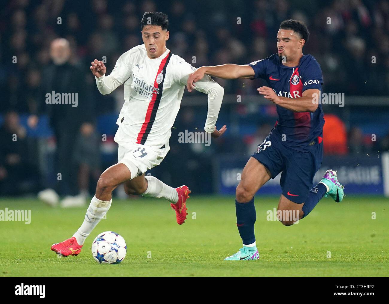 AC Mailand Tijjani Reijnders im Kampf gegen PSG Warren Zaire-Emery während des Spiels der UEFA Champions League Gruppe F im Parc des Princes in Paris, Frankreich. Bilddatum: Mittwoch, 25. Oktober 2023. Stockfoto