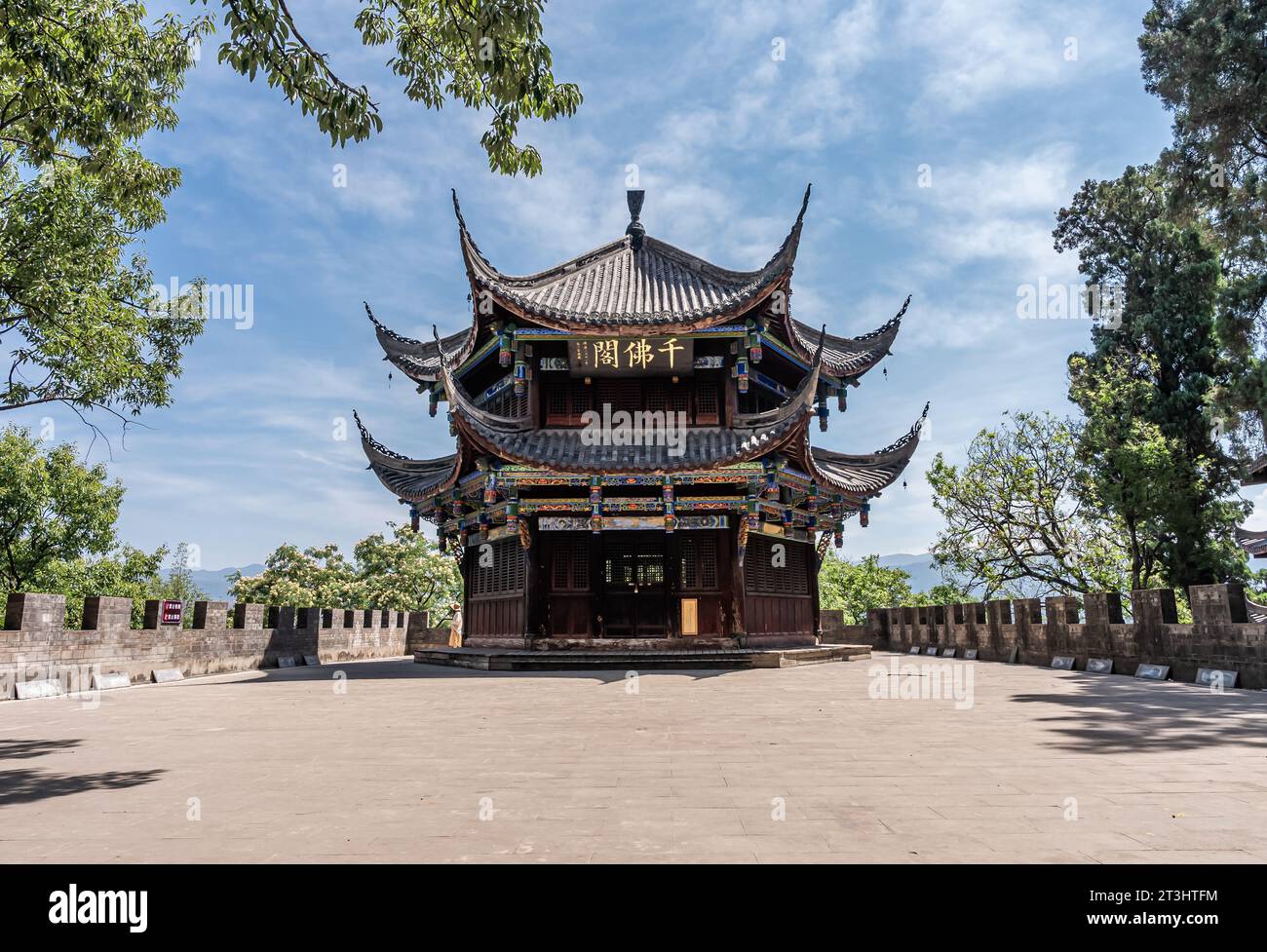 Tempelgebäude neben Qionghai in der Stadt Xichang Stockfoto