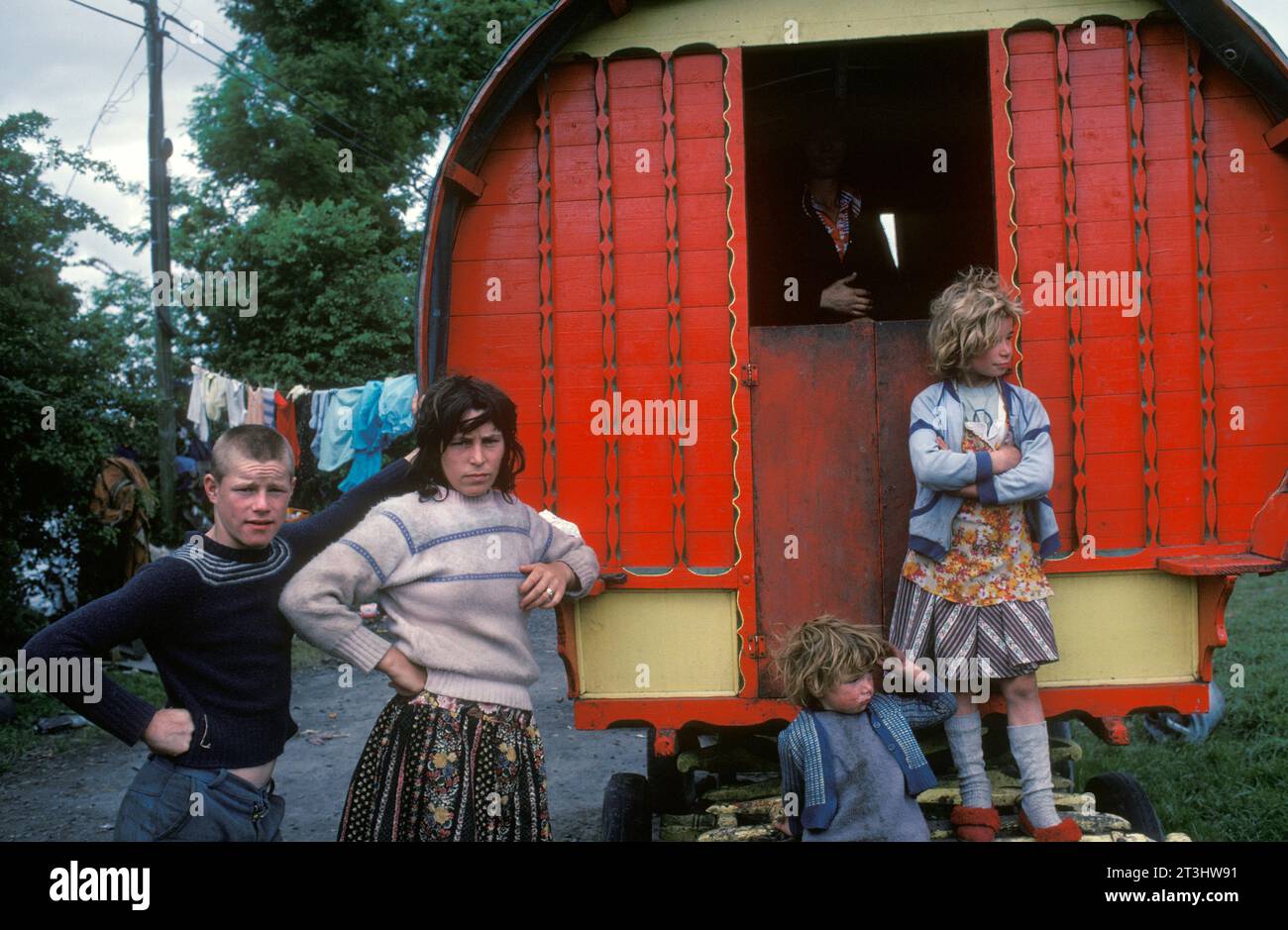 Irische Reisende Familiengruppe. Mutter Kinder, sie stehen am Straßenrand. Der Wagen ist ein traditioneller Pferdewagen mit Holzbogen oder Barrel-Spitze. Bunratty, County Clare, Eire 1979 1970er Jahre, Südirien HOMER SYKES Stockfoto