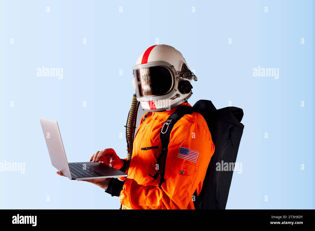 Mann mit Astronautenhelm und Laptop Stockfoto