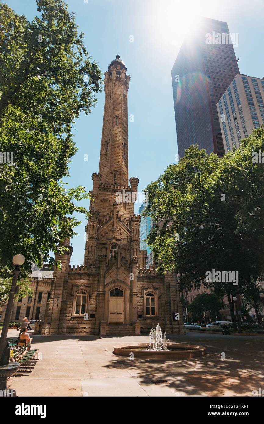 Sonnenstrahlen treffen auf den Chicago Water Tower. Das Gebäude wurde 1869 erbaut und war eines der einzigen Gebäude, das den großen Brand von Chicago von 1871 überlebte. Heute ein Wahrzeichen des Kulturerbes Stockfoto