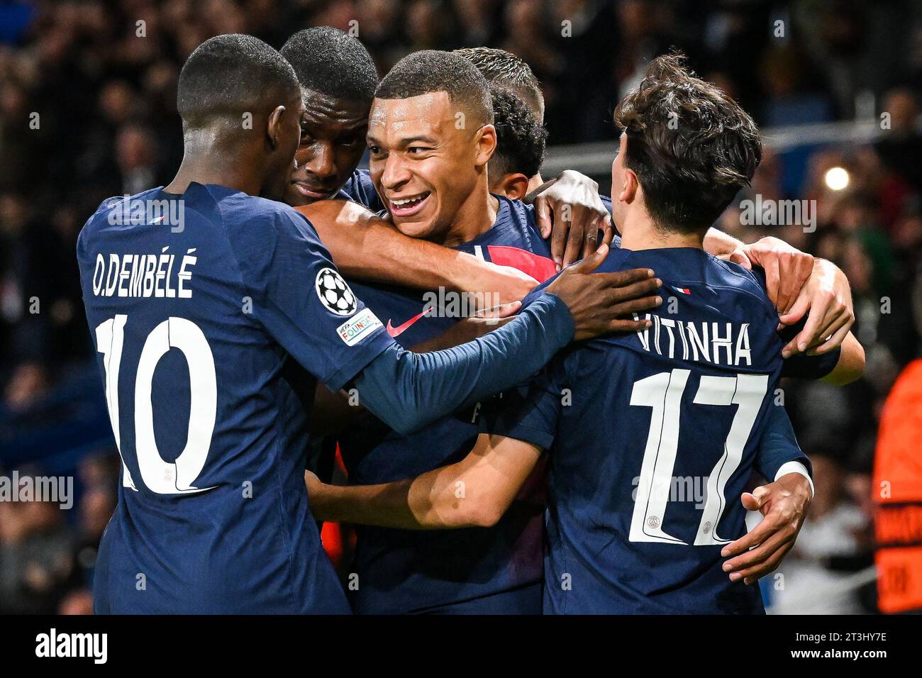 Paris, Frankreich, Frankreich. Oktober 2023. Kylian MBAPPE von PSG feiert sein Tor mit seinen Teamkollegen beim Spiel der Gruppe F der UEFA Champions League zwischen Paris Saint-Germain und dem AC Milan am 25. Oktober 2023 im Parc des Princes Stadium in Paris. (Kreditbild: © Matthieu Mirville/ZUMA Press Wire) NUR REDAKTIONELLE VERWENDUNG! Nicht für kommerzielle ZWECKE! Stockfoto