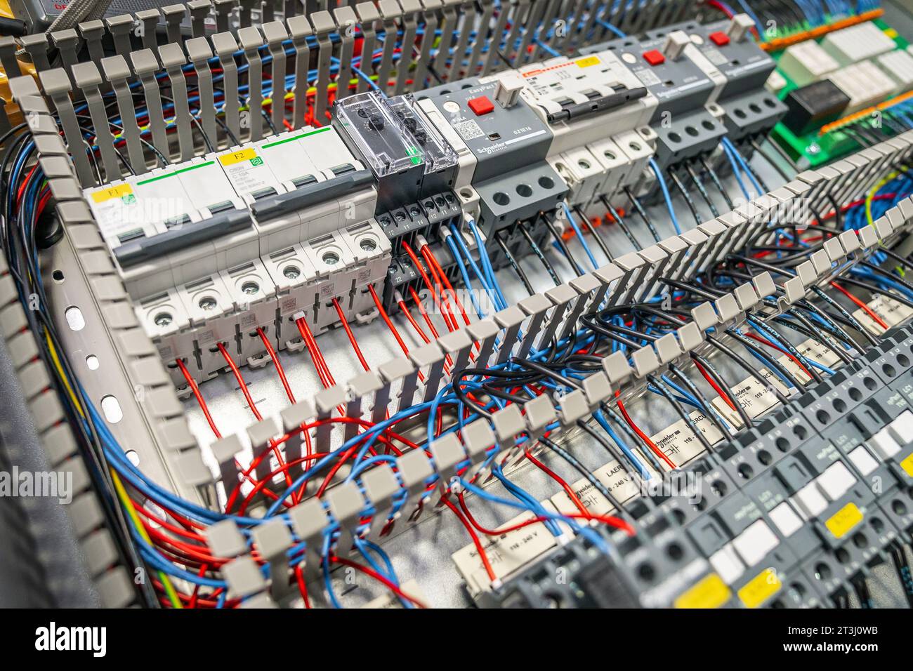 Elektrische Schalttafel mit unterschiedlich farbigen Drähten, Schaltern und Sensoren, linke Winkelansicht Stockfoto