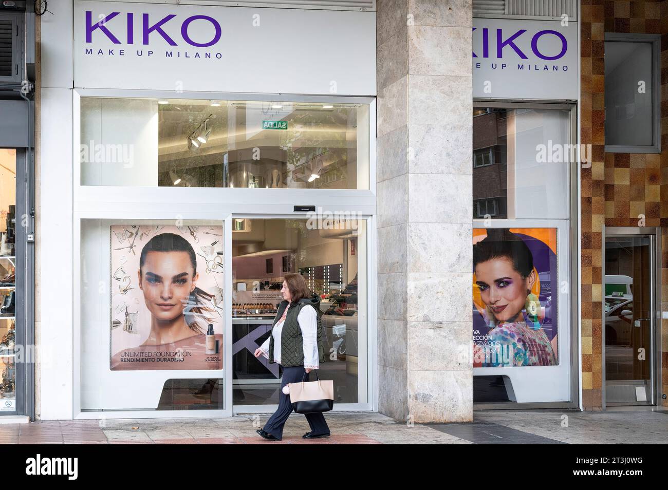 Madrid, Spanien. Oktober 2023. Ein Fußgänger spaziert vorbei an der italienischen Kosmetikmarke Kiko Milano in Spanien. (Foto: Xavi Lopez/SOPA Images/SIPA USA) Credit: SIPA USA/Alamy Live News Stockfoto